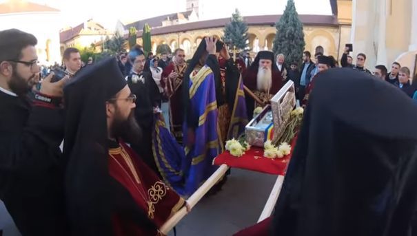 Sute de pelerini au întâmpinat racla cu moaştele Sfântului Ierarh Nicolae
