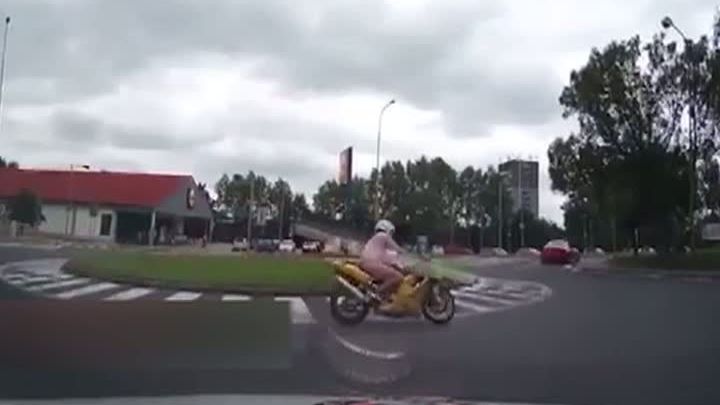 În pielea goală pe motocicletă în Cehia