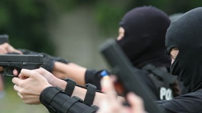 Trei albanezi bănuiţi că ar fi traficanţi de droguri, opriţi cu focuri de armă în Capitală 