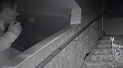 Au auzit un zgomot pe hol, noaptea. Când au mers să verifice, șoc. Ce au găsit pe scări