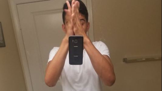 Noua modă a selfie-urilor. Mii de oameni își distrug telefonul când își fac poze așa