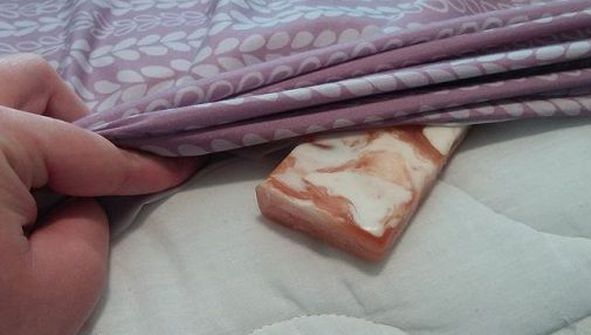 Şi-a pus un săpun sub aşternuturi! Motivul este genial!