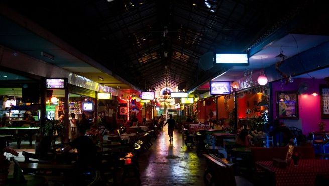Scene desprinse din filme, în Thailanda. Damele de companie poartă doliu după moartea regelui