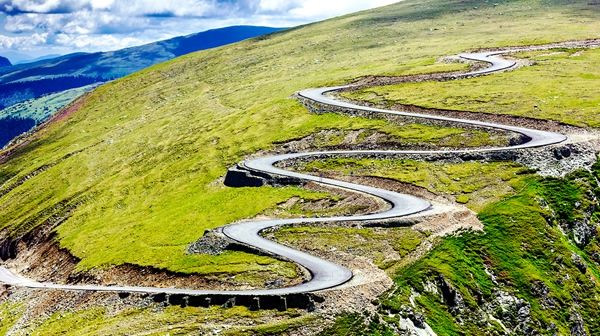 Traficul rutier oprit pe Transalpina din cauza viscolului şi a zăpezii