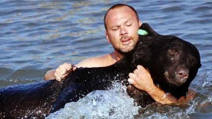 Momentul terifiant în care un bărbat se aruncă în apă după un urs de 170 kg. Ce a urmat e uluitor!