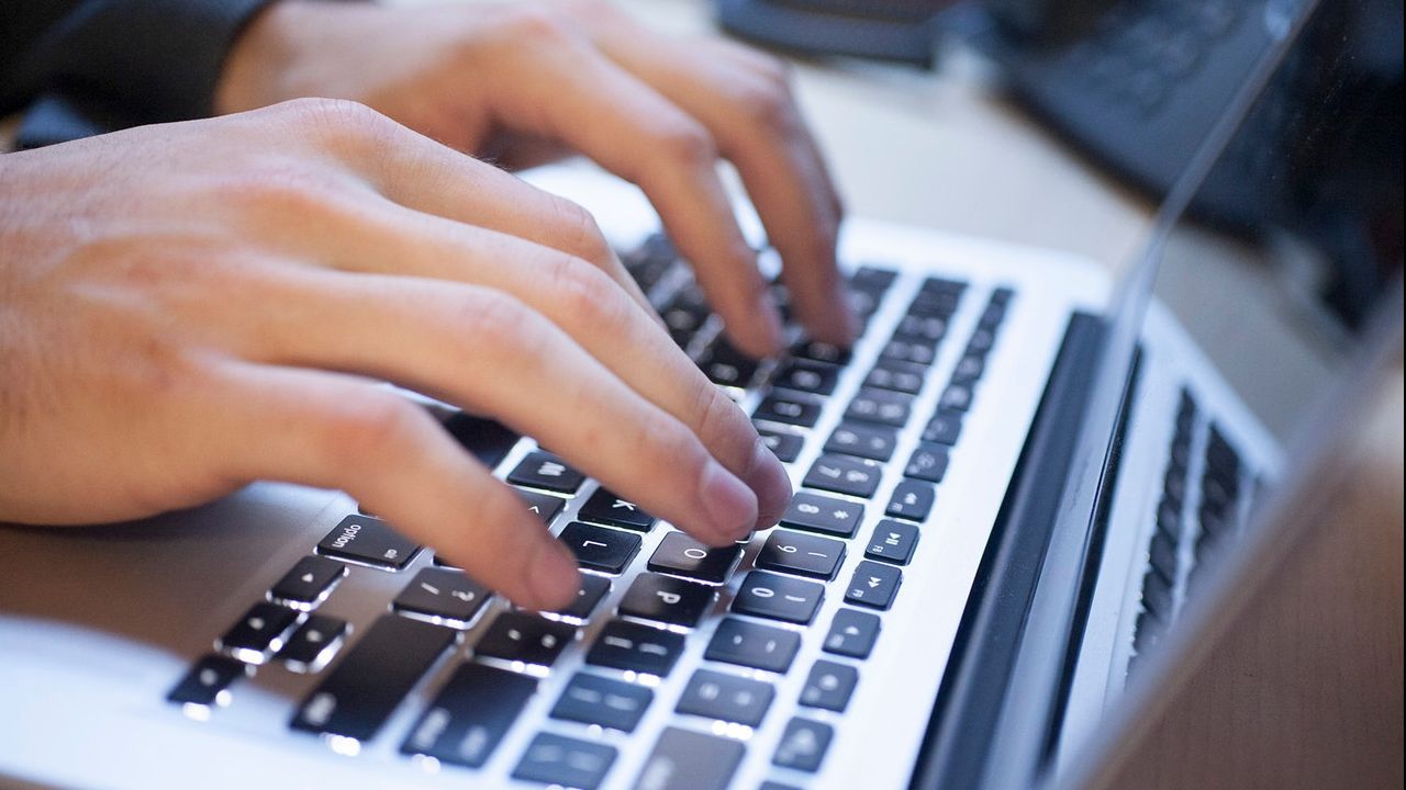 O familie de refugiați își vinde fiica online într-un anunț cutremurător. Polițiștii, șocați