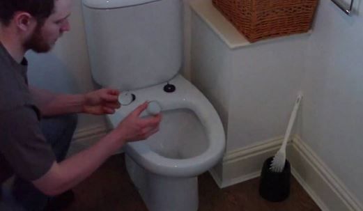 A avut șocul vieţii. Ce a găsit un bărbat în vasul de toaleta. I s-au înmuiat picioarele de frică! 