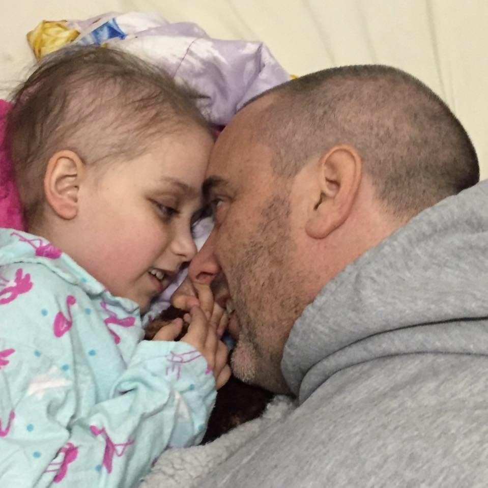 Fotografia care îţi va sfâşia sufletul. Cum a fost surprinsă o fetiţă bolnavă de cancer de tatăl ei