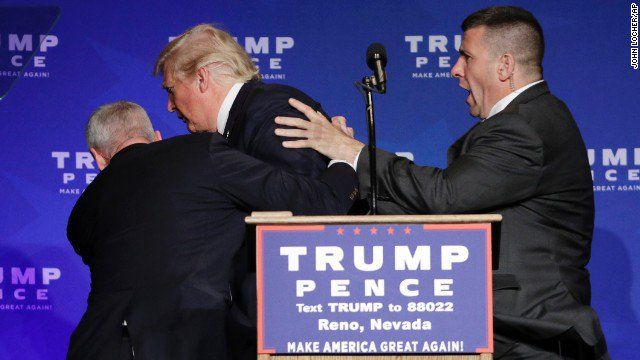 Donald Trump, scos de pe scenă de agenţii secreţi. Un individ a strigat "Armă!"