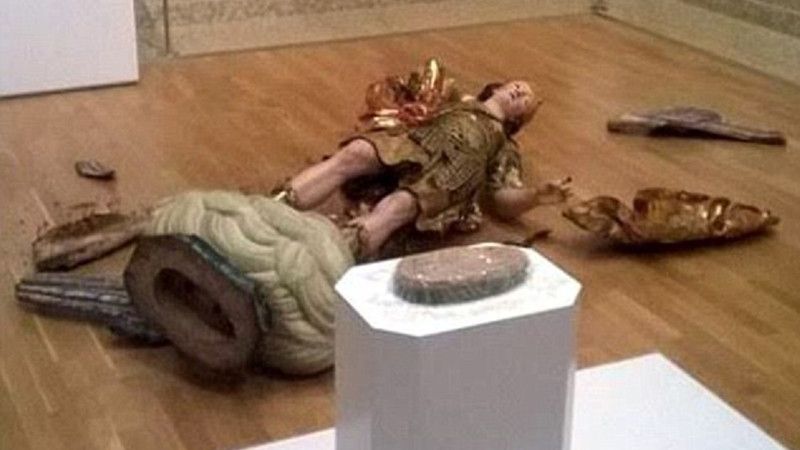 A vrut să îşi facă un selfie şi a distrus o comoară din secolul XVIII