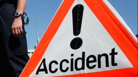 Accident grav: o maşină a fost lovită de un tir, pe A1. Cinci persoane, rănite