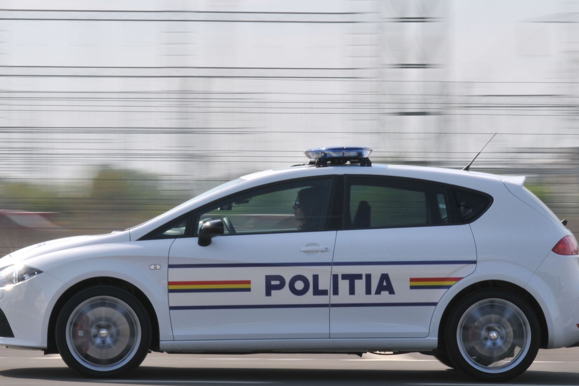 Caz incredibil în Arad. Un bărbat, amendat cu o sumă imensă pentru că a rupt afişe electorale