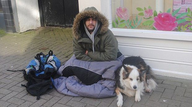 Cerşetorul care la sfârşitul zilei pleacă acasă cu un bolid ultimul răcnet