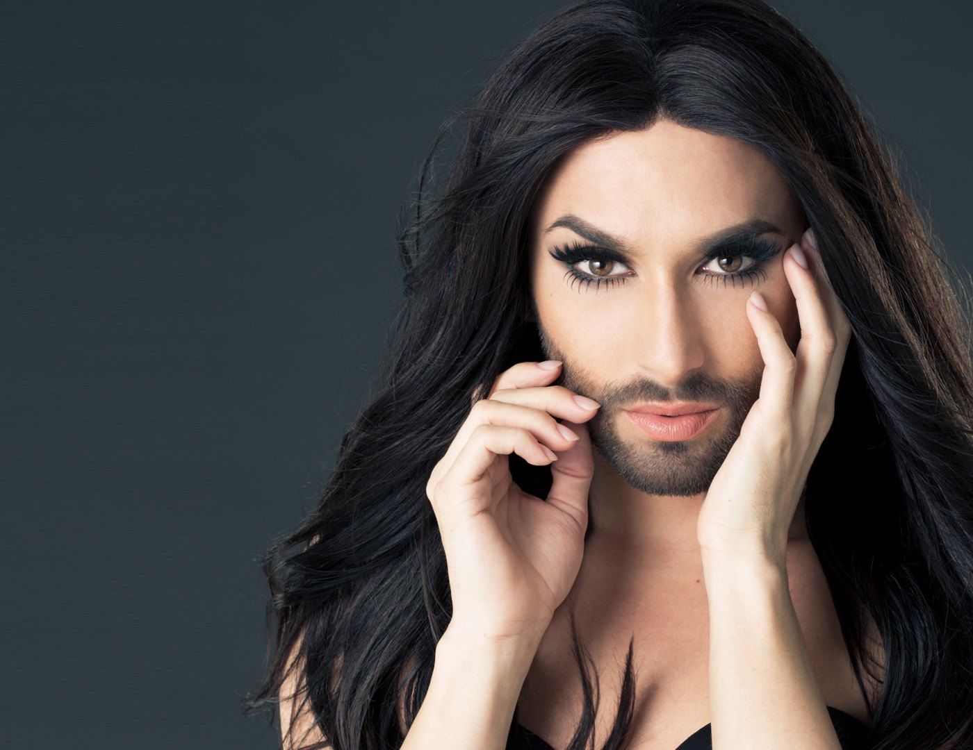 O mai ţineţi minte pe Conchita Wurst? Ea are o sosie din România pe nume Ioana