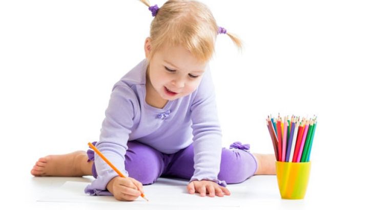 Nu-ţi lăsa copilul să stea în această poziţie! Îi afectează grav sănătatea  