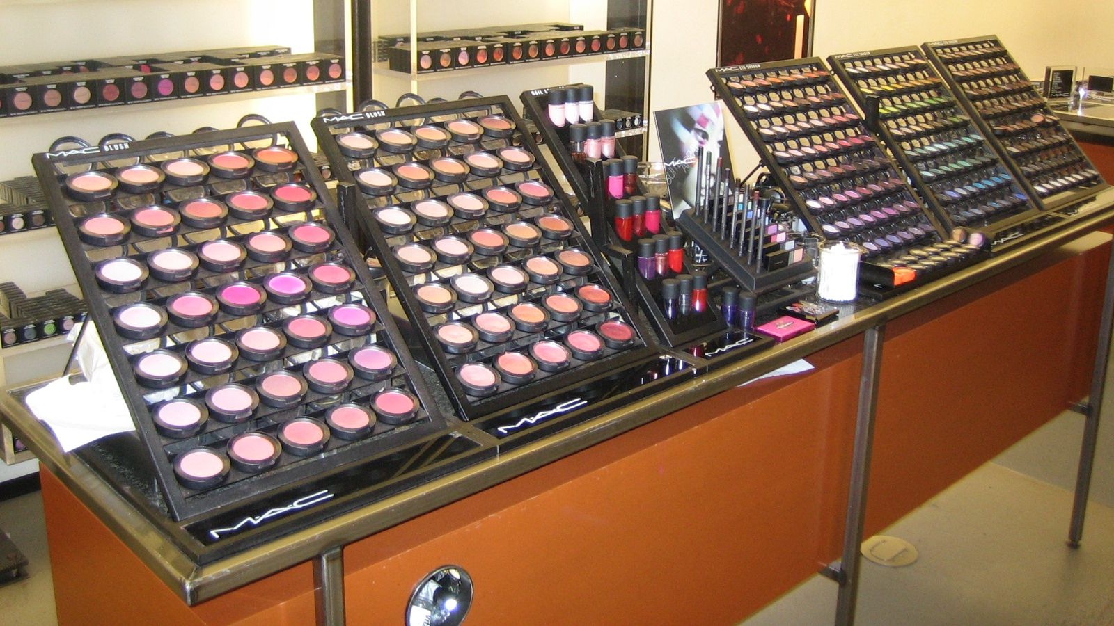 Nereguli descoperite la RA-APPS. Societatea a cumpărat în 3 ani produse cosmetice de 86.500 de lei