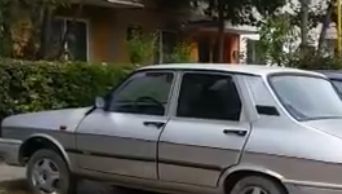 Au găsit o Dacie părăsită şi au rămas şocaţi ce era în interior 