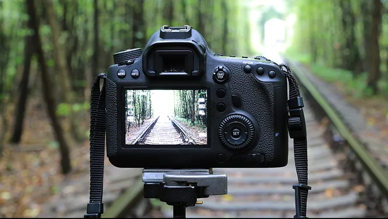 eMAG – Reduceri la aparatele foto DSLR – Discounturi de pana la 24%