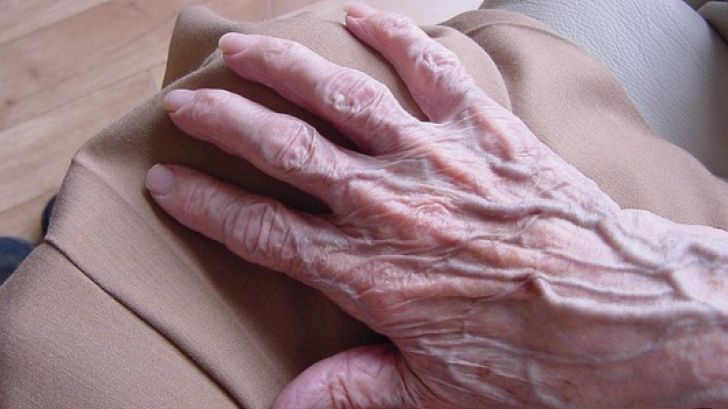 Povestea şocantă a bătrânei care susţine că a fost amanta diavolului. Ai curaj s-o citeşti?