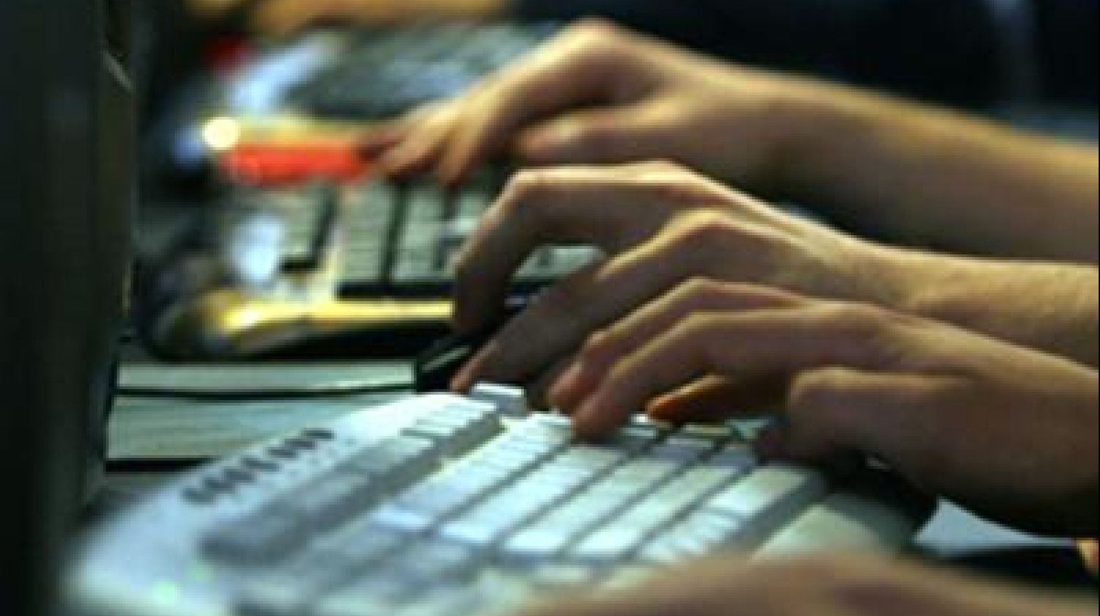 Trei cetăţeni români, extrădaţi în SUA sub acuzaţia de fraudă cibernetică