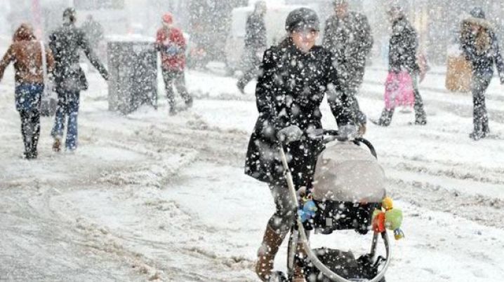 Peisaj de iarnă în centrul şi în nordul ţării. În Neamţ a nins cu fulgi mari