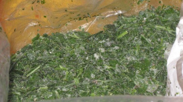 Ai pus mărar şi pătrunjel la congelator în pungi de plastic? Mare greşeală. Iată de ce!