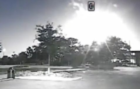 O lumină uriaşă apărută pe cer i-a cutremurat. Localnicii au sunat la poliţie