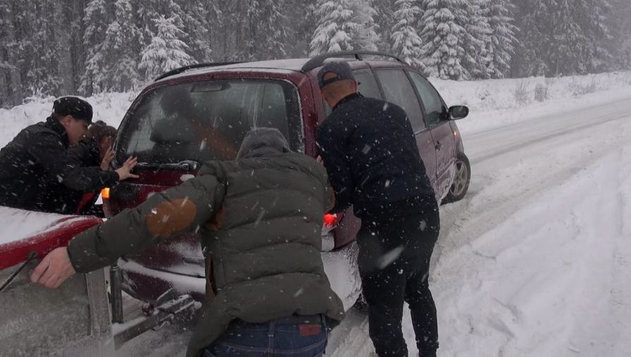 TRAFIC BLOCAT în această dimineață din cauza zăpezii. Mai multe drumuri sunt greu accesibile