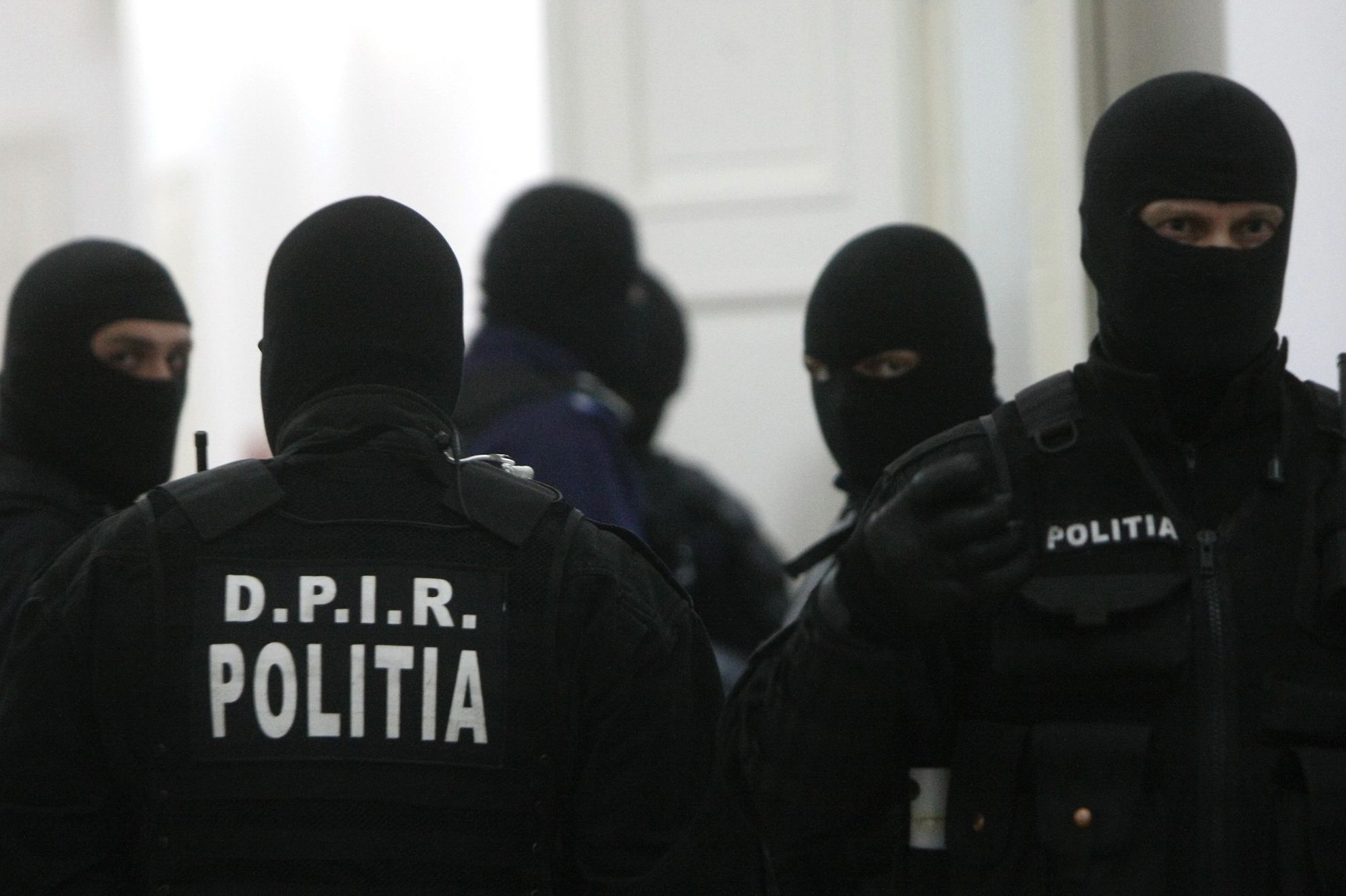 Fiul unui interlop este cercetat de polițiști. Uite ce s-a întâmplat acasă la el vineri dimineaţă!