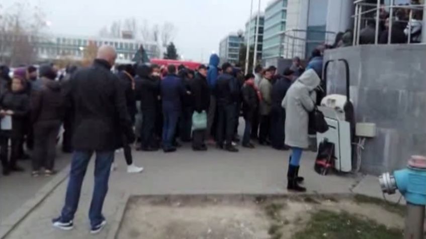 Gata cu cozile la permise. Primele măsuri: program prelungit şi suplimentarea numărul de angajaţi