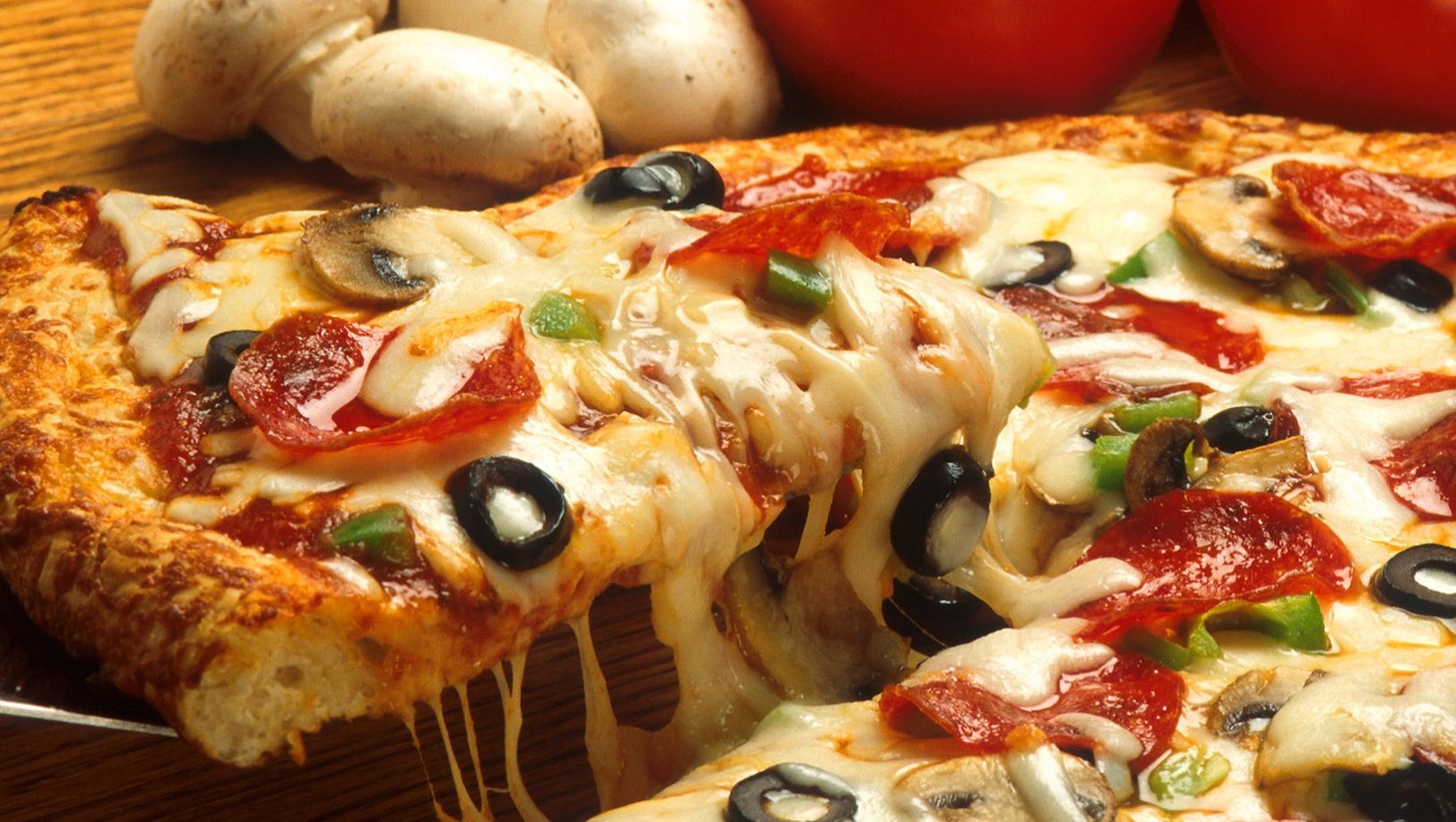 Cea mai delicioasă pizza de casă. Secretul prin care poţi să faci blatul ca la restaurant 