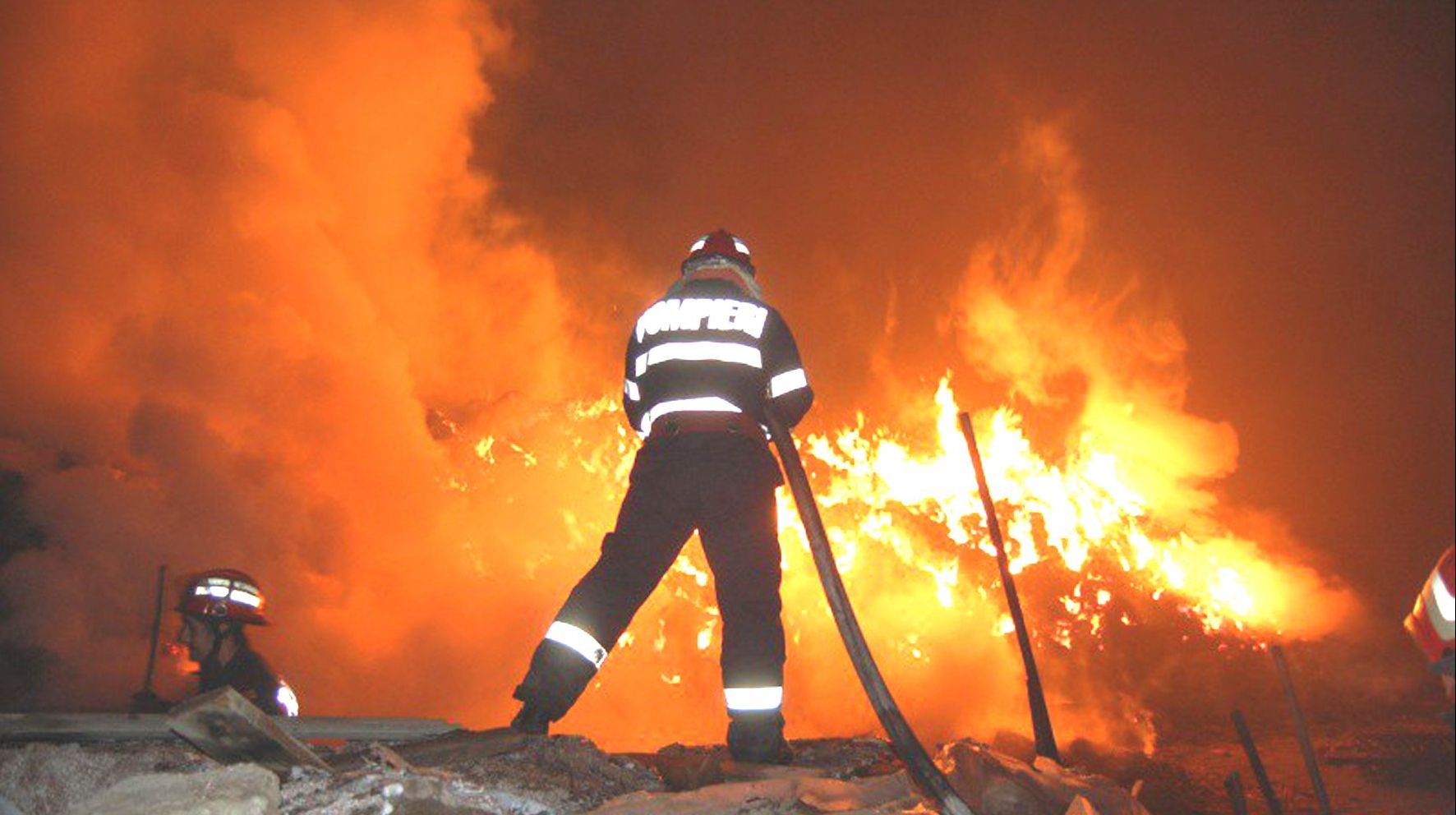 Incendiu în Vatra Dornei! O hală industrială s-a făcut scrum 