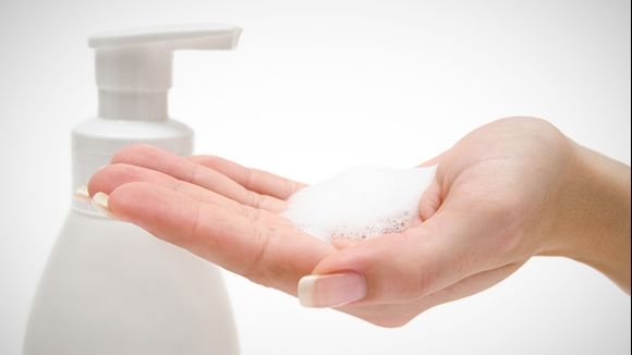 Toarnă șampon pe perete și lasă-l câteva minute. Rezultatul? Nu-ți imaginai