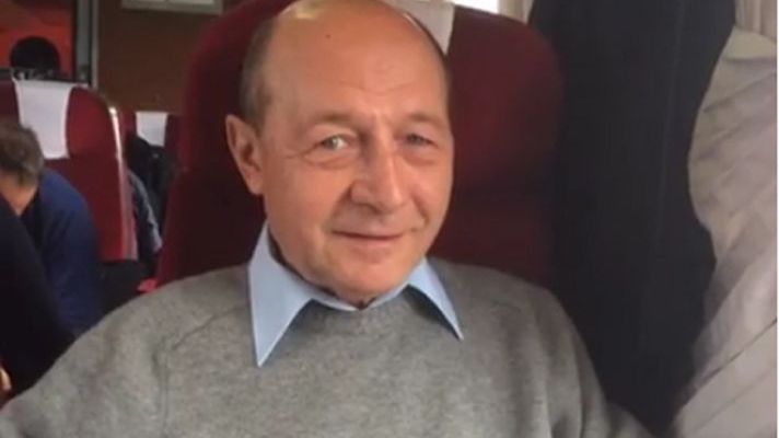 Traian Basescu a filmat cum a mers cu trenul la Brasov
