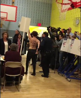 Două protestatare anti-Trump au intrat topless în secţia în care Donald Trump urma să voteze 