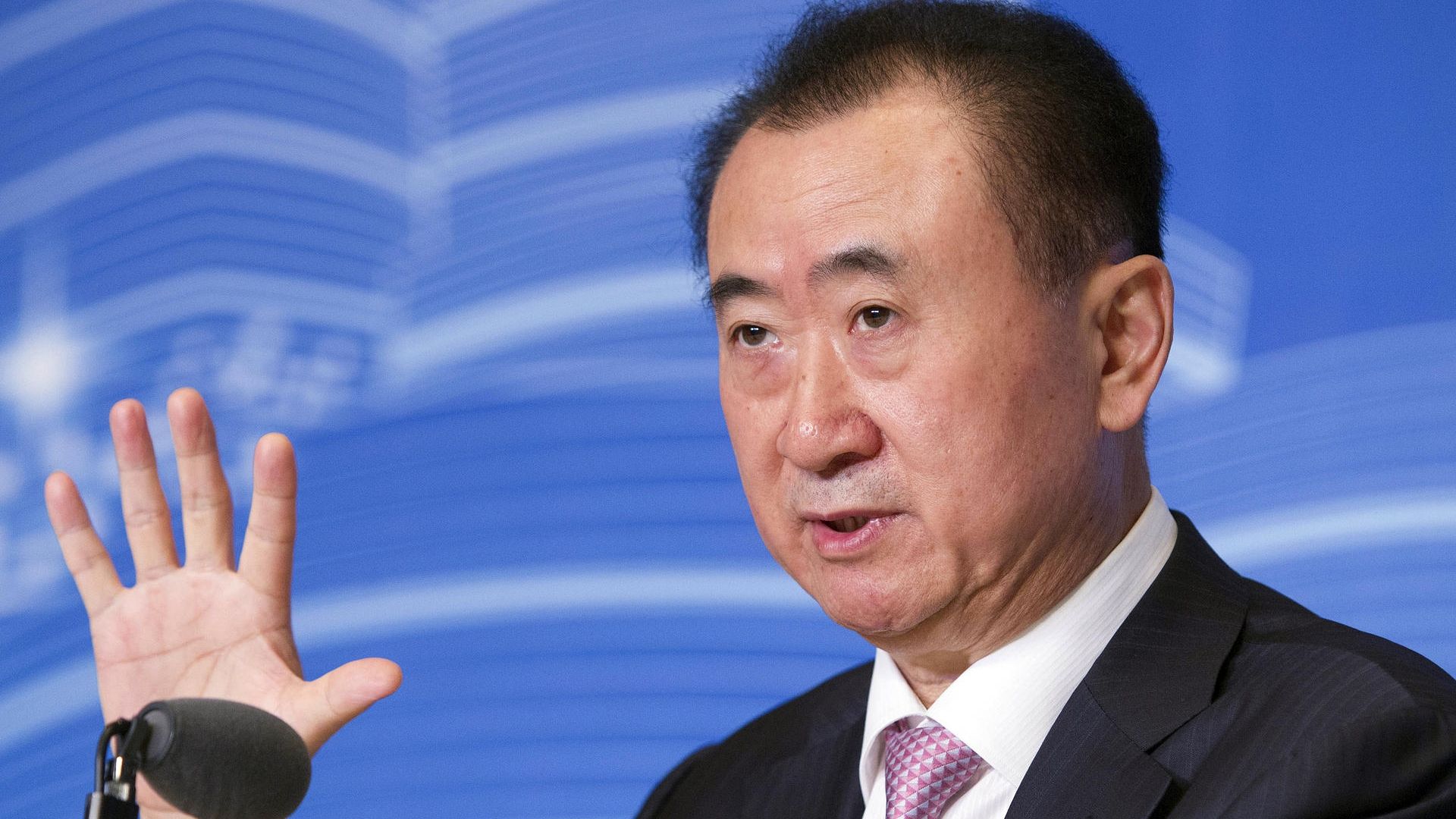Cel mai bogat om din China cumpără compania care acordă Globurile de Aur