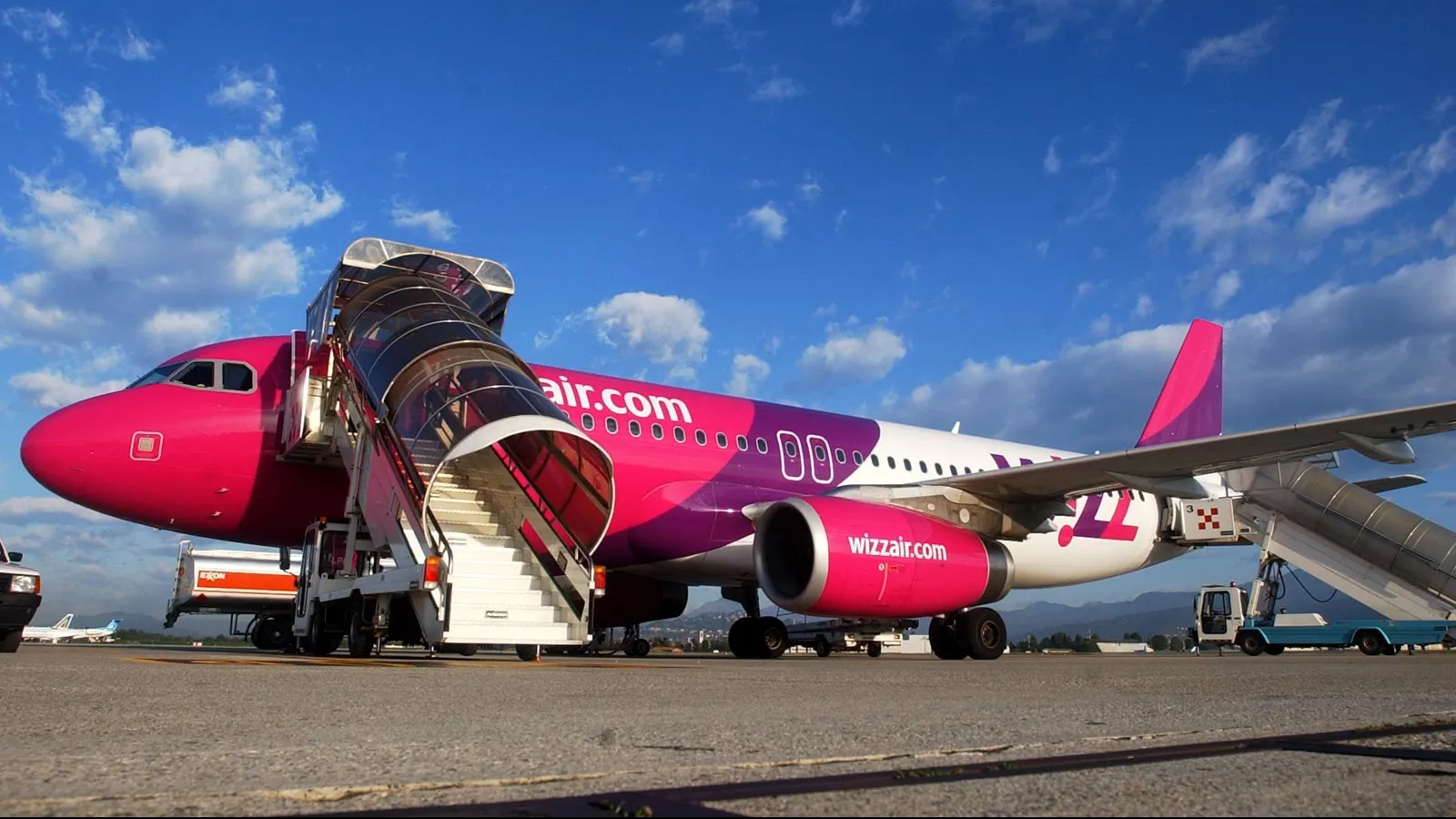 Incident pe aeroportul din Cluj: O cisternă a lovit un avion
