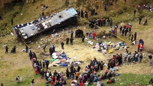 Tragedie în Peru! 12 poliţişti au murit după ce un autobuz a căzut într-o prăpastie
