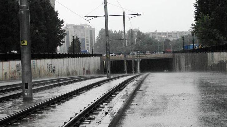 Accident grav în Capitală. Două persoane au fost transportate de urgenţă la spital 