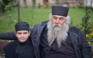 FĂRĂ PRECEDENT. Un copil de 12 ani din România a ajuns călugăr la Muntele Athos