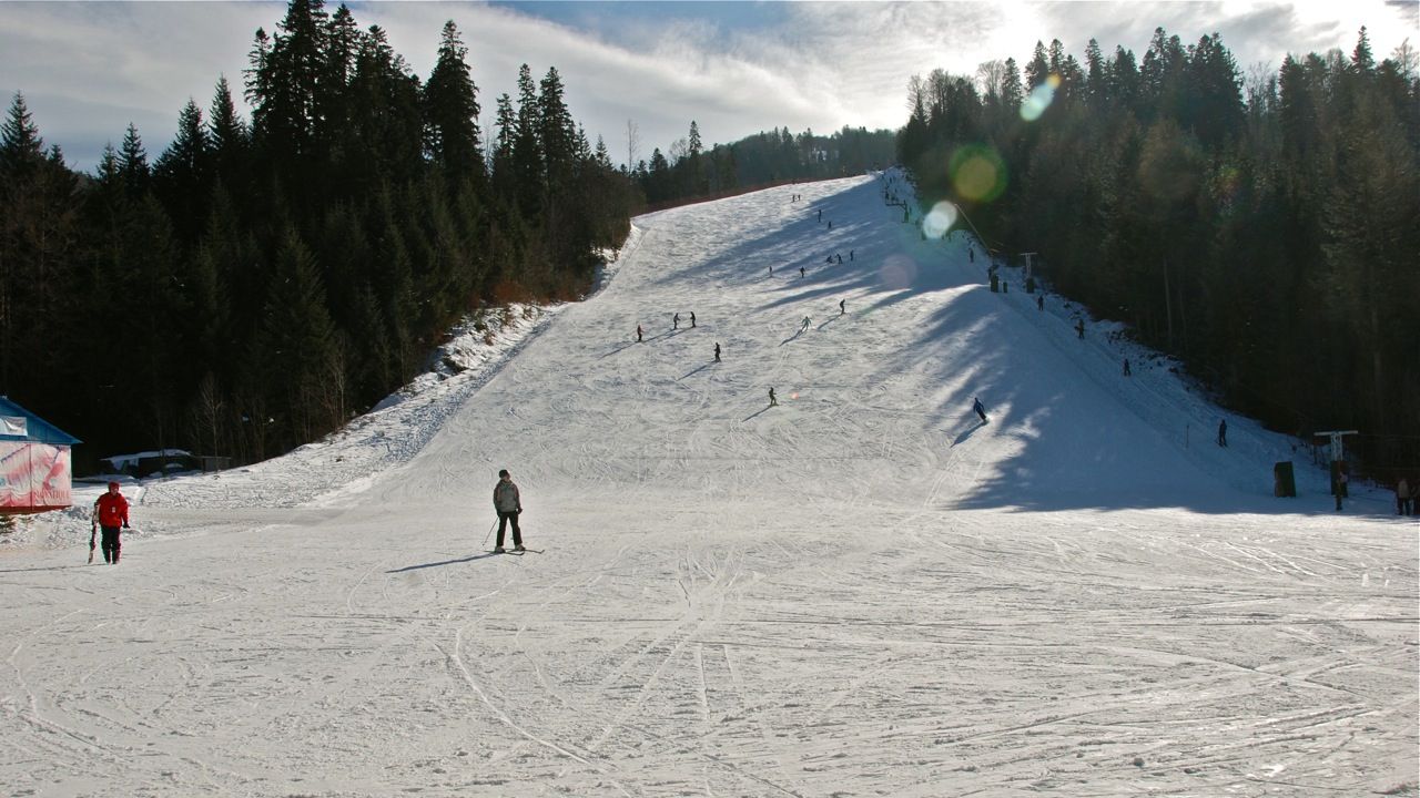 Raiul de pe Valea Prahovei! Trei pârtii din Azuga au fost deschise pentru turişti 
