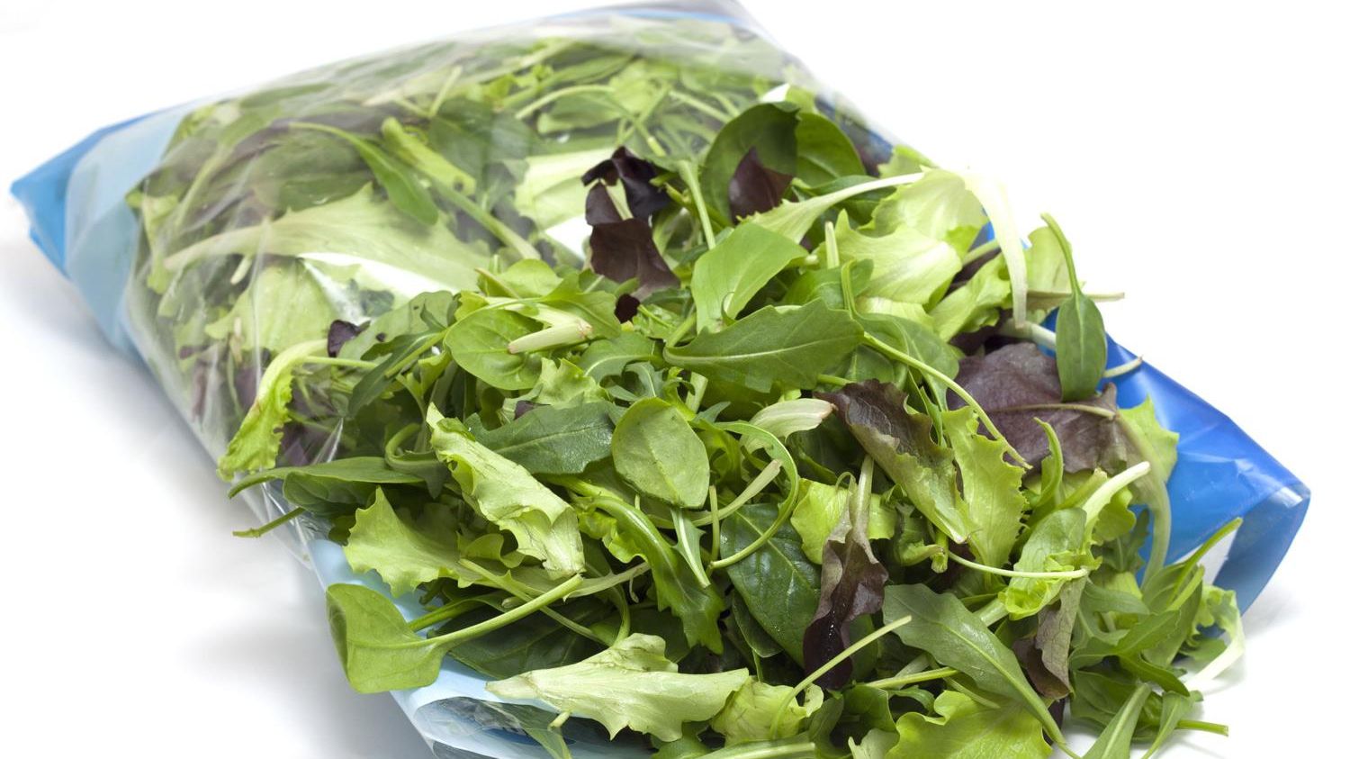 Adevărul şocant despre salata la pungă. Te poţi îmbolnăvi grav! Uite de ce!