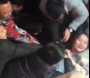 Obicei de nuntă șocant, într-o țară din Asia. Domnișoara de onoare, tăvălită de zeci de bărbați