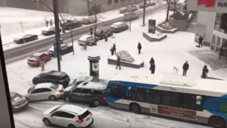 Cum arată o dimineaţă de iarnă în Canada. Balet...pe gheaţă cu zeci de maşini - VIDEO 