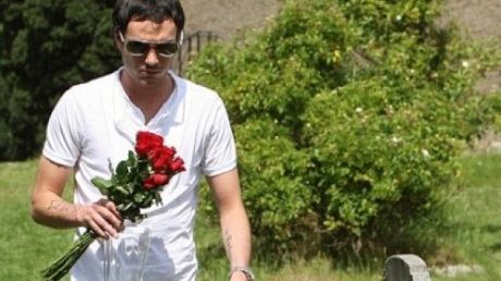 Și-a îngropat soția și îi ducea des flori la mormânt. A deschis televizorul și a împietrit