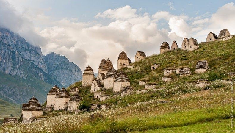 Au bătut la uși, seara, dar nimeni nu răspundea. Așa au aflat adevărul despre Orașul Morților 