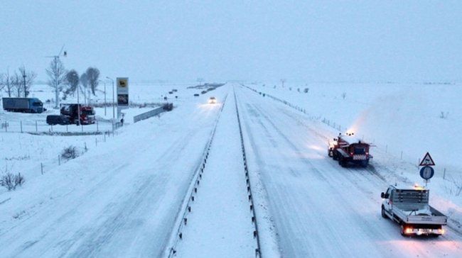 Atenţie şoferi! Se circulă în condiții de iarnă pe A2 și A4 
