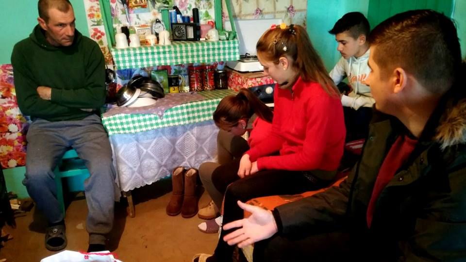 Fabrica de Fapte Bune. Tinerii care ajută copiii sărmani: "Curăţenia ta de Crăciun, bucuria lor"