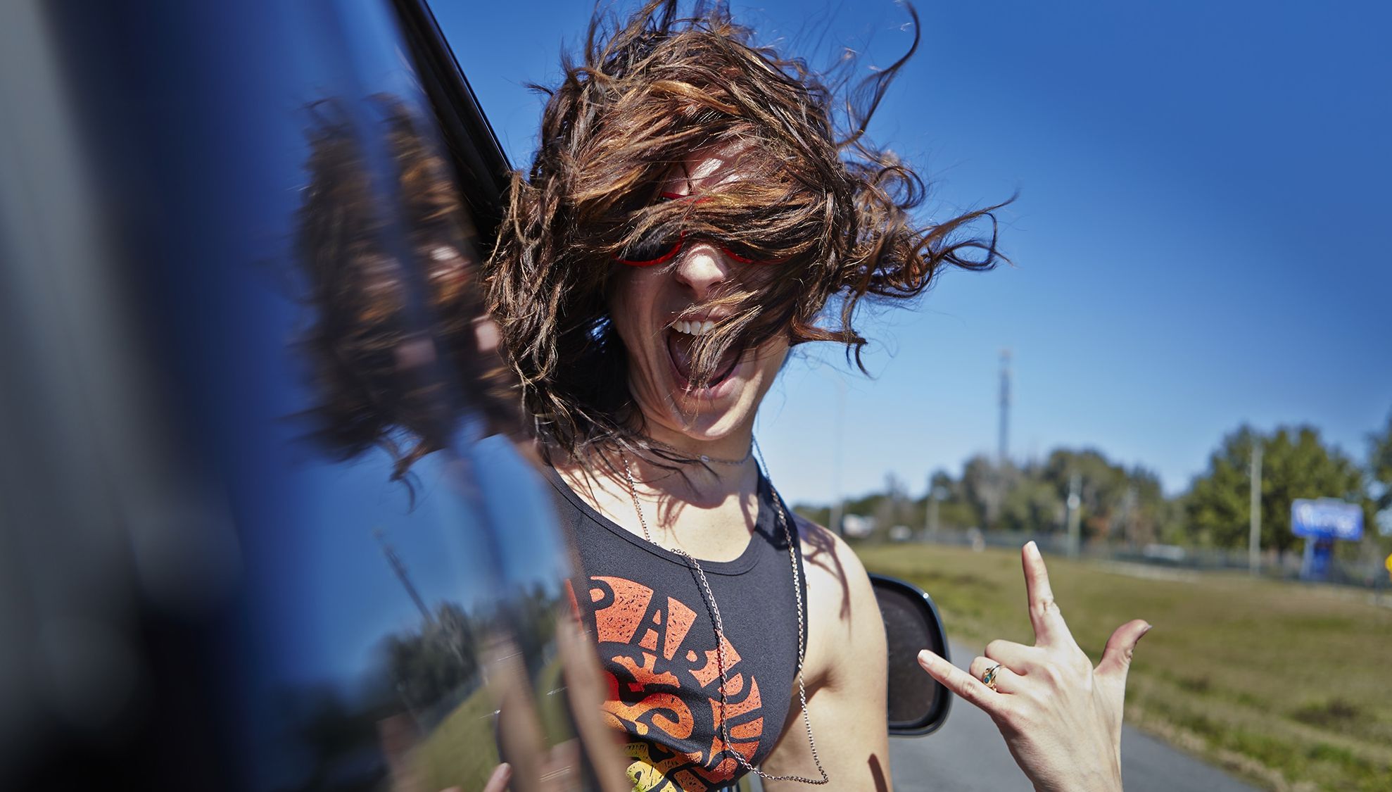 De ce se aude un huruit infernal atunci când deschidem geamul maşinii la viteză mare