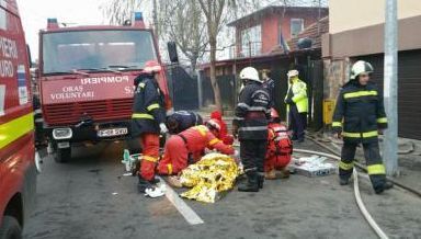 O femeie se zbate între viaţă şi moarte după ce locuinţa sa din Voluntari a luat foc 